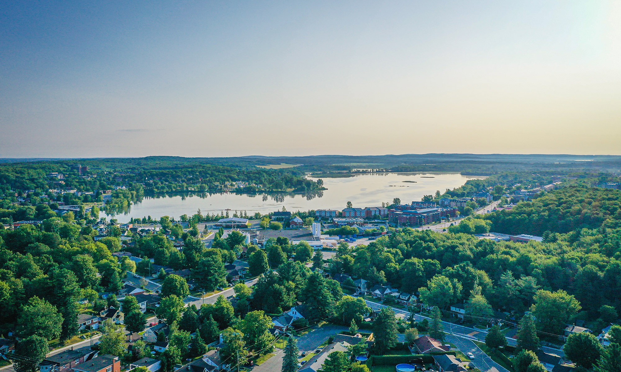 Vue aérienne panoramique de Granby et sa région avec le lac